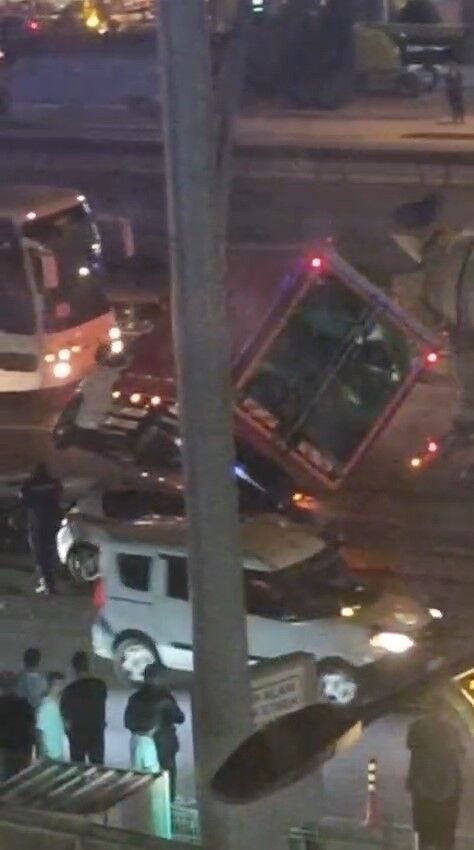 Kamyonet bariyerlere uçtu