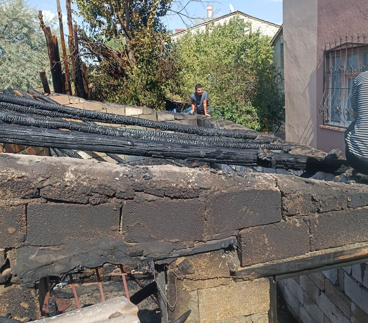 Van’da odunluk yangını