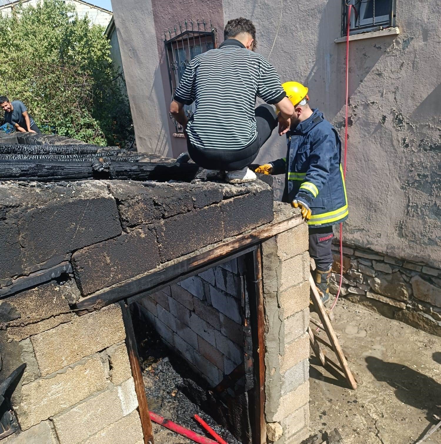 Van’da odunluk yangını