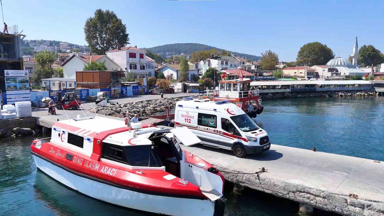 Denizin ortasından kıyıya umut taşıyorlar