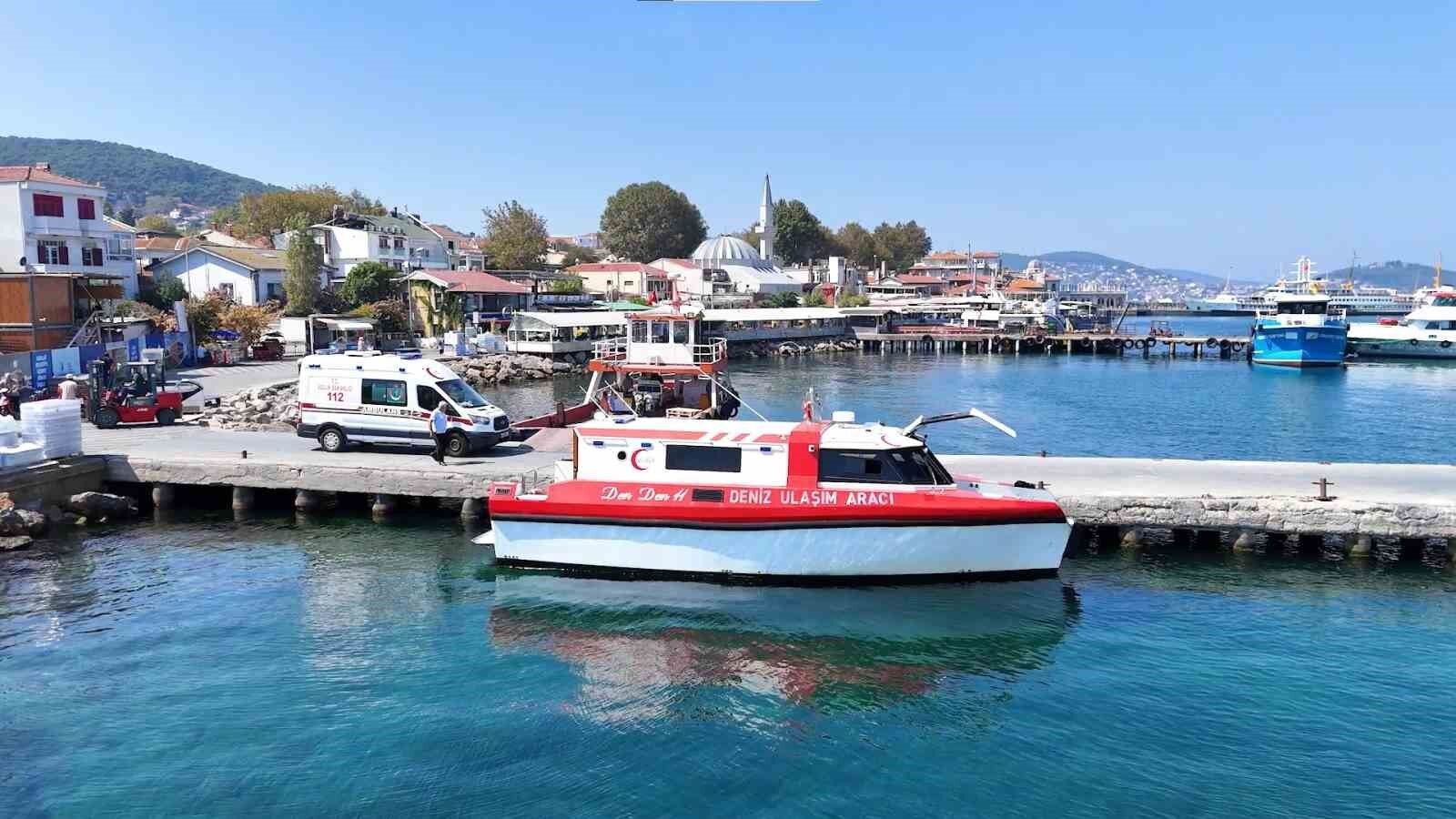 Denizin ortasından kıyıya umut taşıyorlar