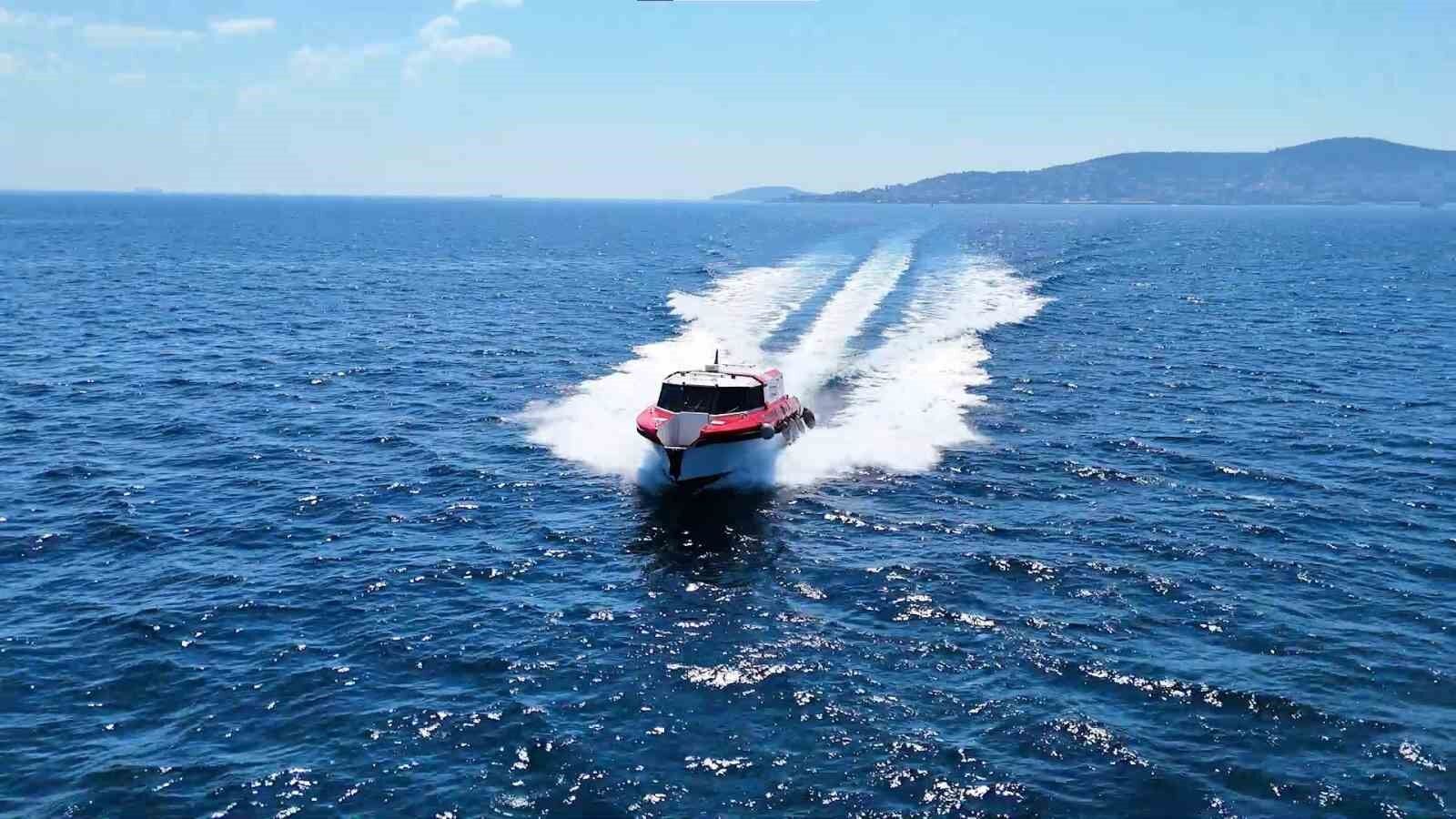 Denizin ortasından kıyıya umut taşıyorlar