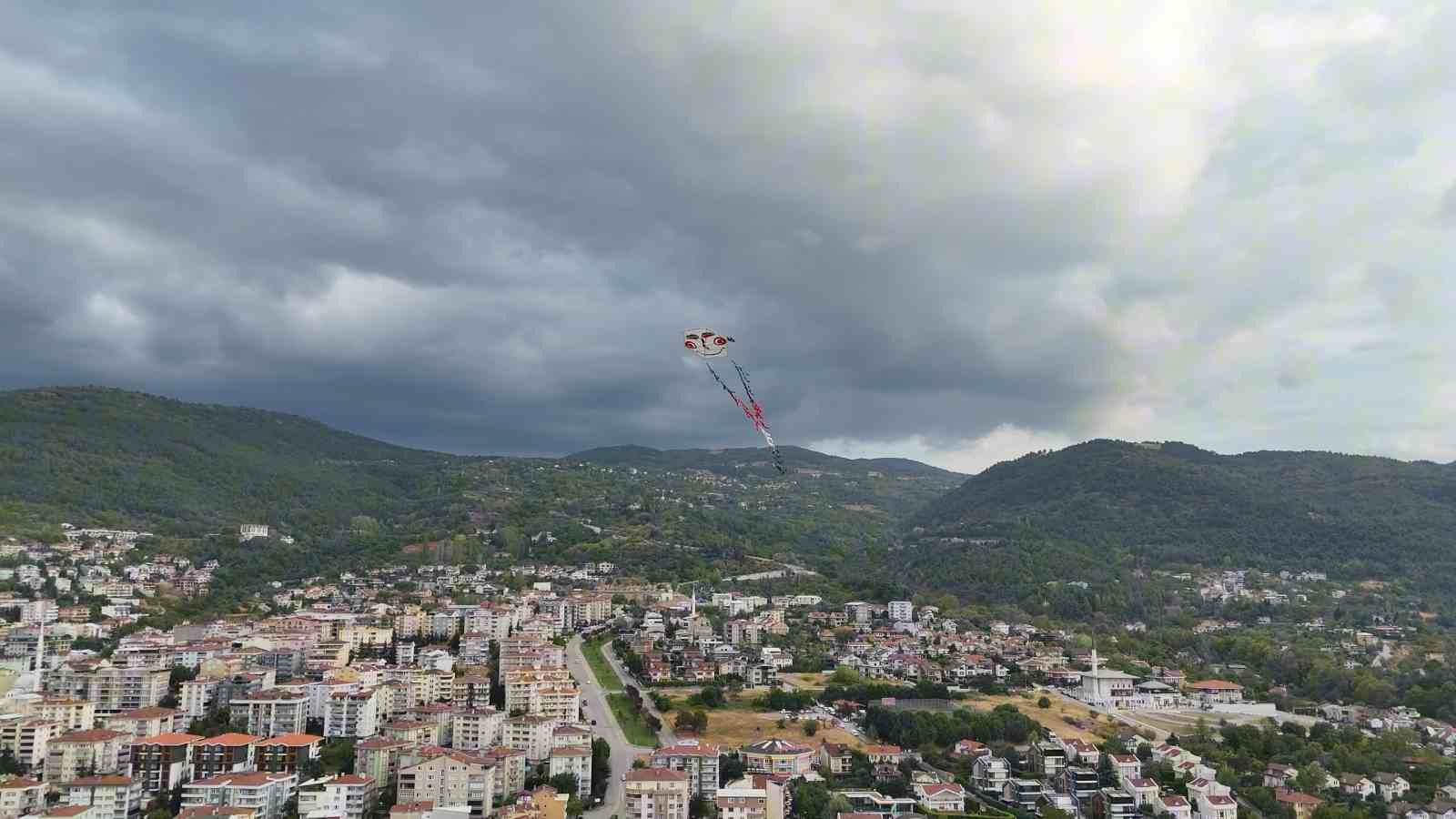 Filistin’in özgürlüğü için 15 metrelik uçurtmayı havalandırdılar