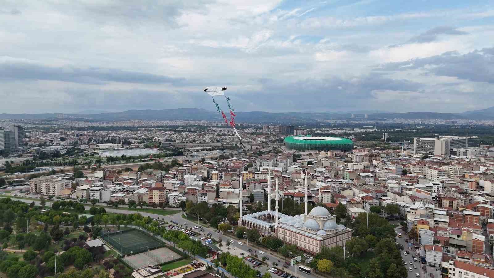 Filistin’in özgürlüğü için 15 metrelik uçurtmayı havalandırdılar