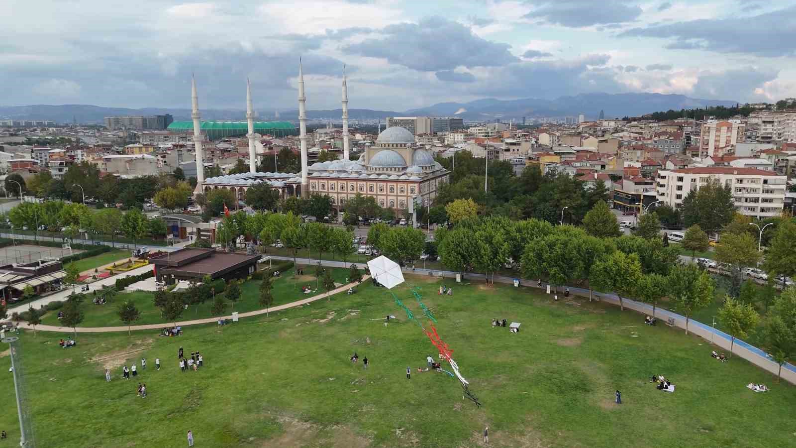 Filistin’in özgürlüğü için 15 metrelik uçurtmayı havalandırdılar