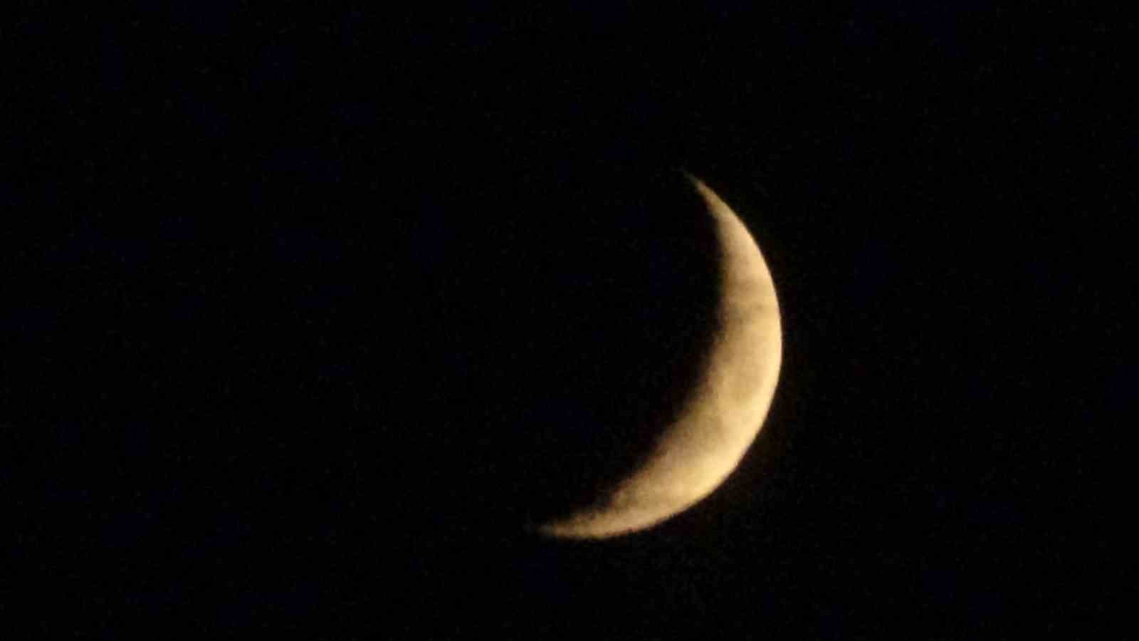 Van semalarında hilal ay ile bulutların saklambaç oyunu