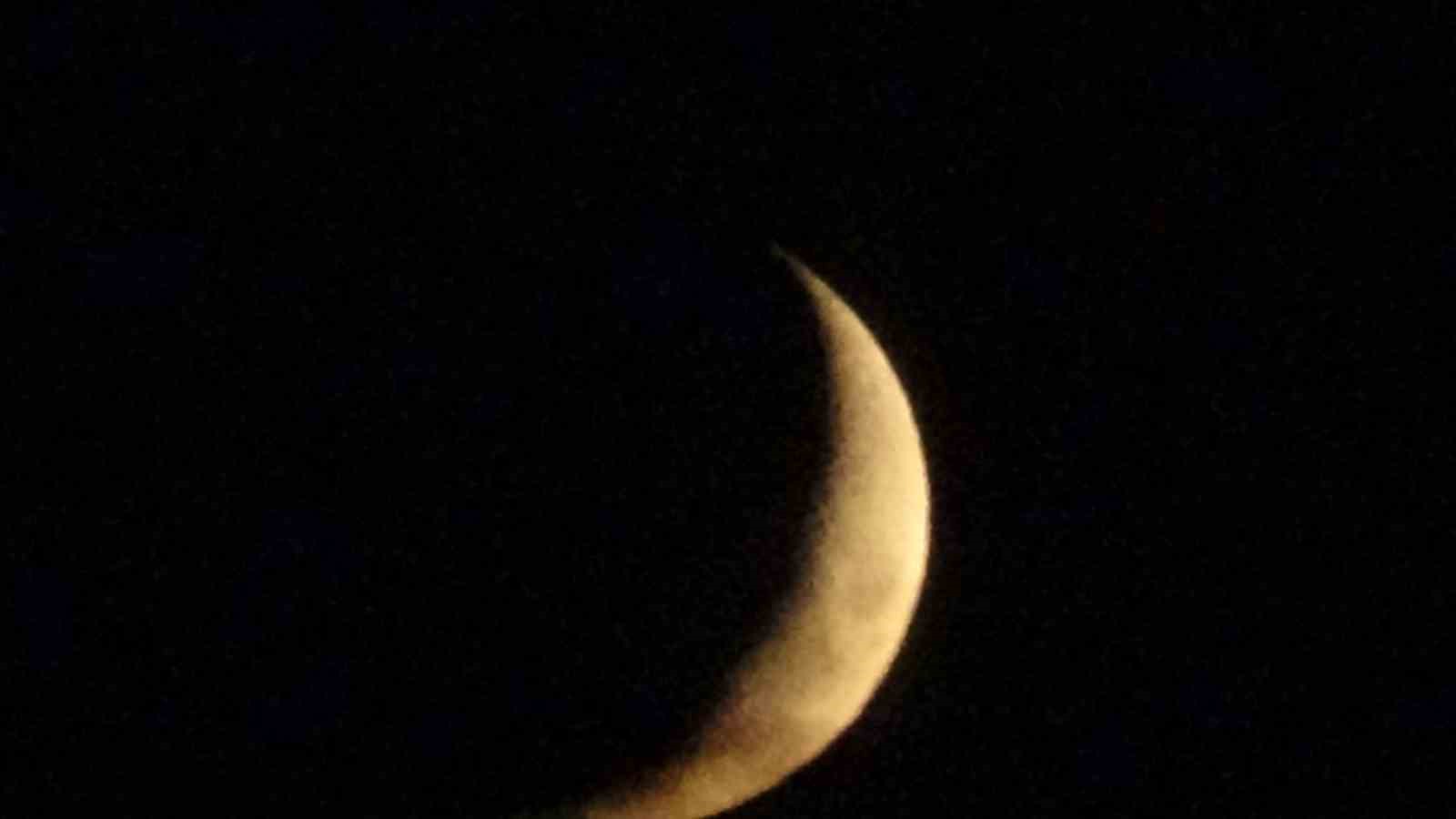 Van semalarında hilal ay ile bulutların saklambaç oyunu