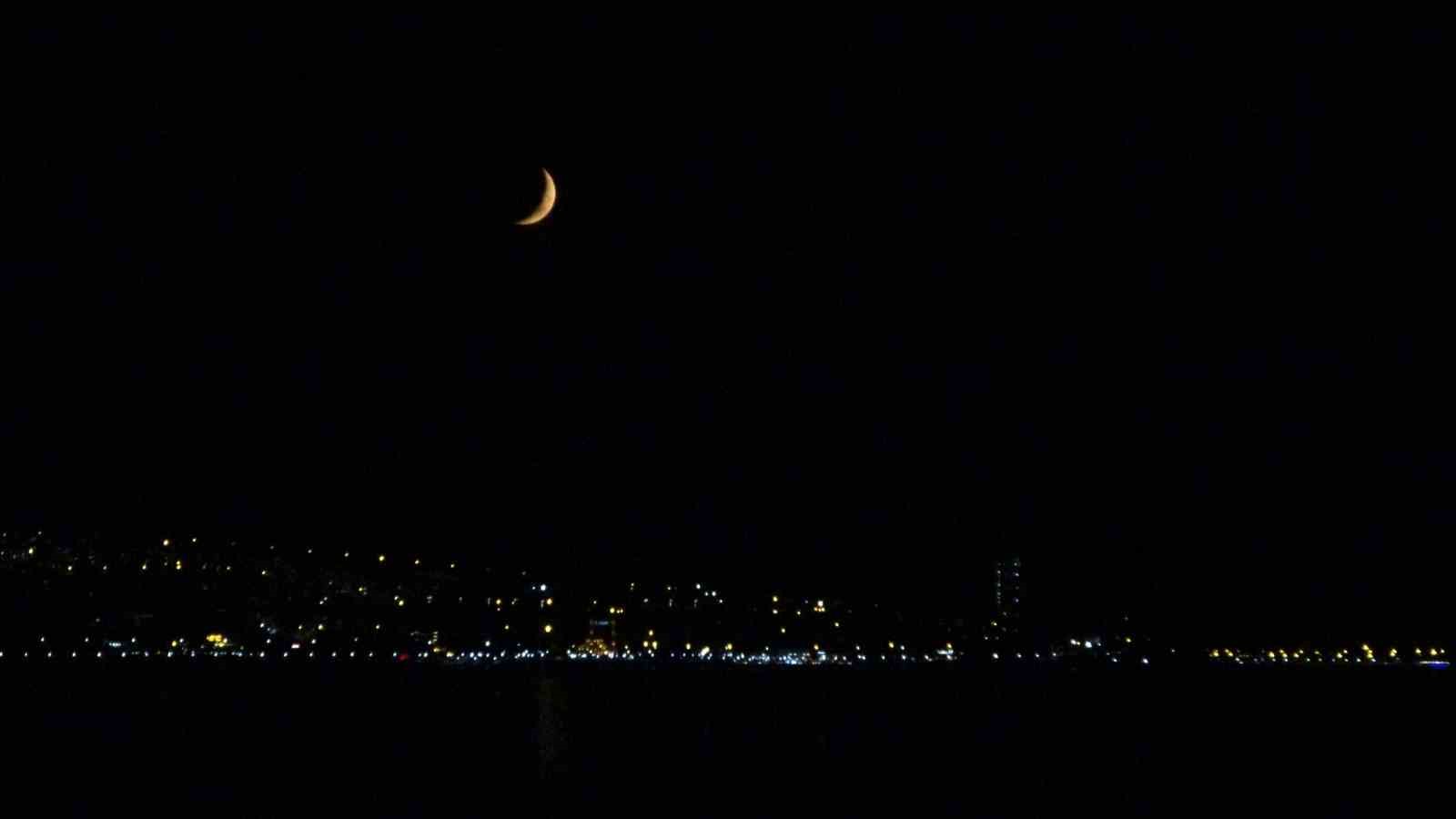 Van semalarında hilal ay ile bulutların saklambaç oyunu