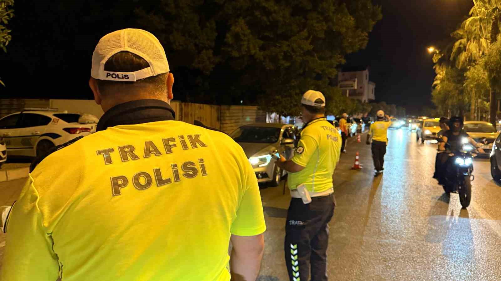 Adana’da alkollü araç kullananlar polisten kaçamadı