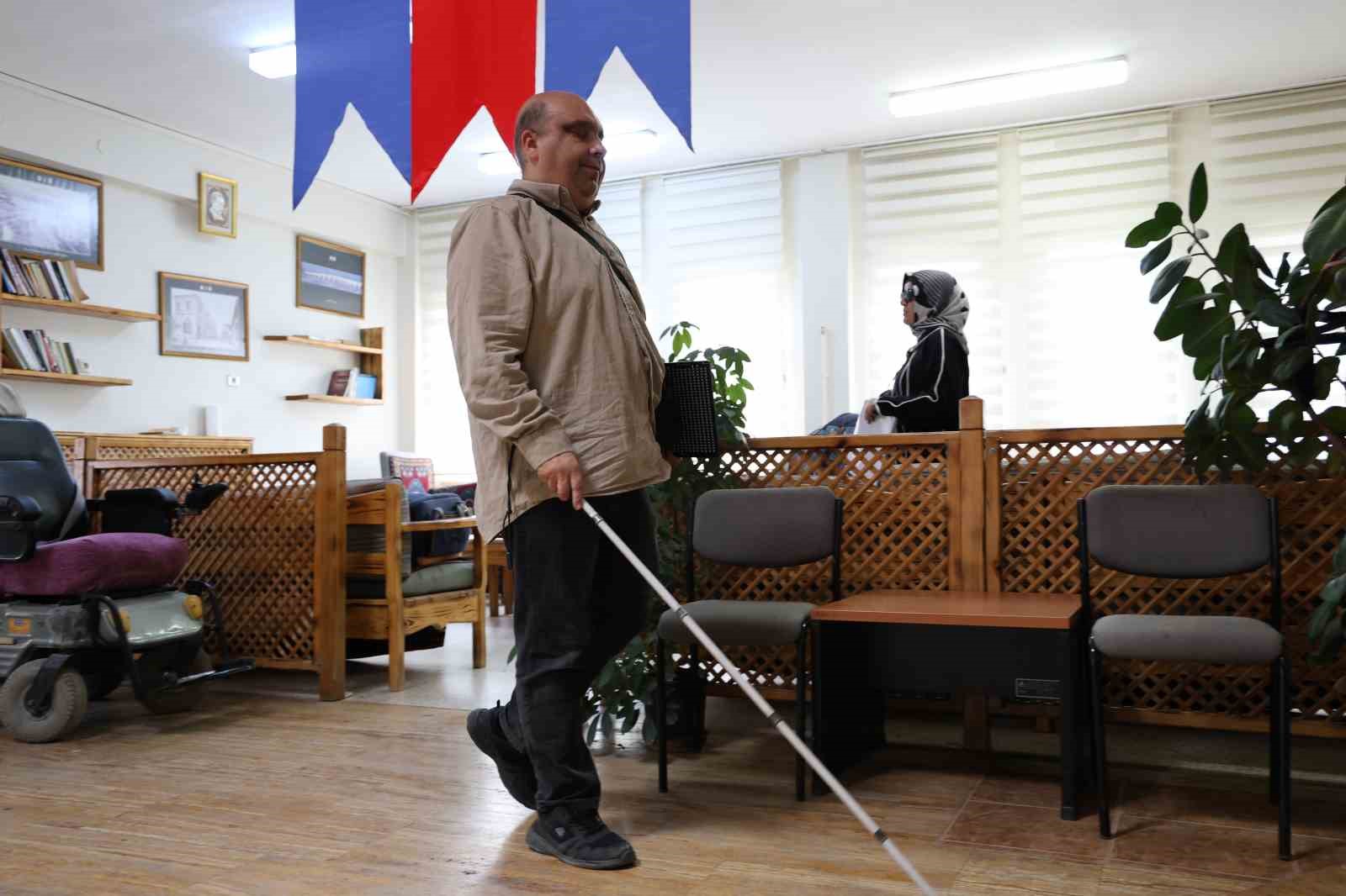 Görme engelli öğretmen 11’inci, kendi gibi görme engelli eşi ise ilk kitabını çıkardı