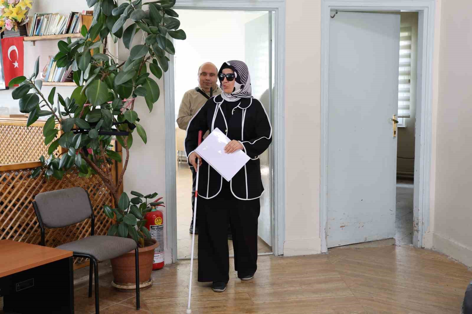 Görme engelli öğretmen 11’inci, kendi gibi görme engelli eşi ise ilk kitabını çıkardı