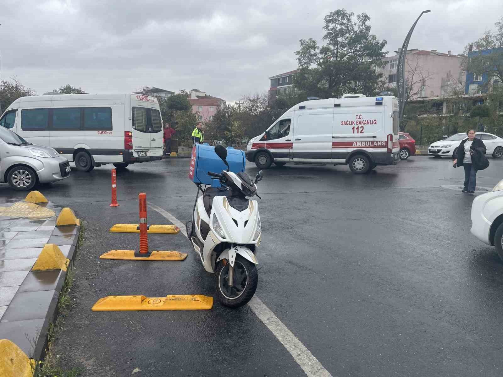 Islak zeminde kayan motosikletten düşen sürücü yaralandı