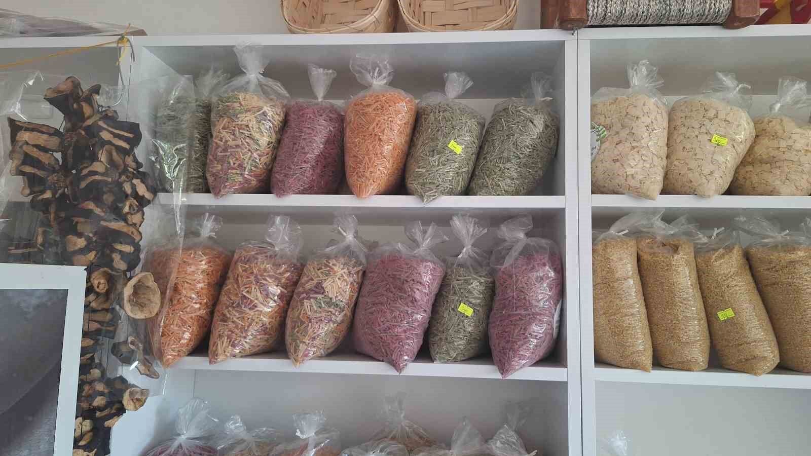 Yaptığı yöresel lezzetlerle hem evini geçindiriyor hem de kadınlara istihdam sağlıyor