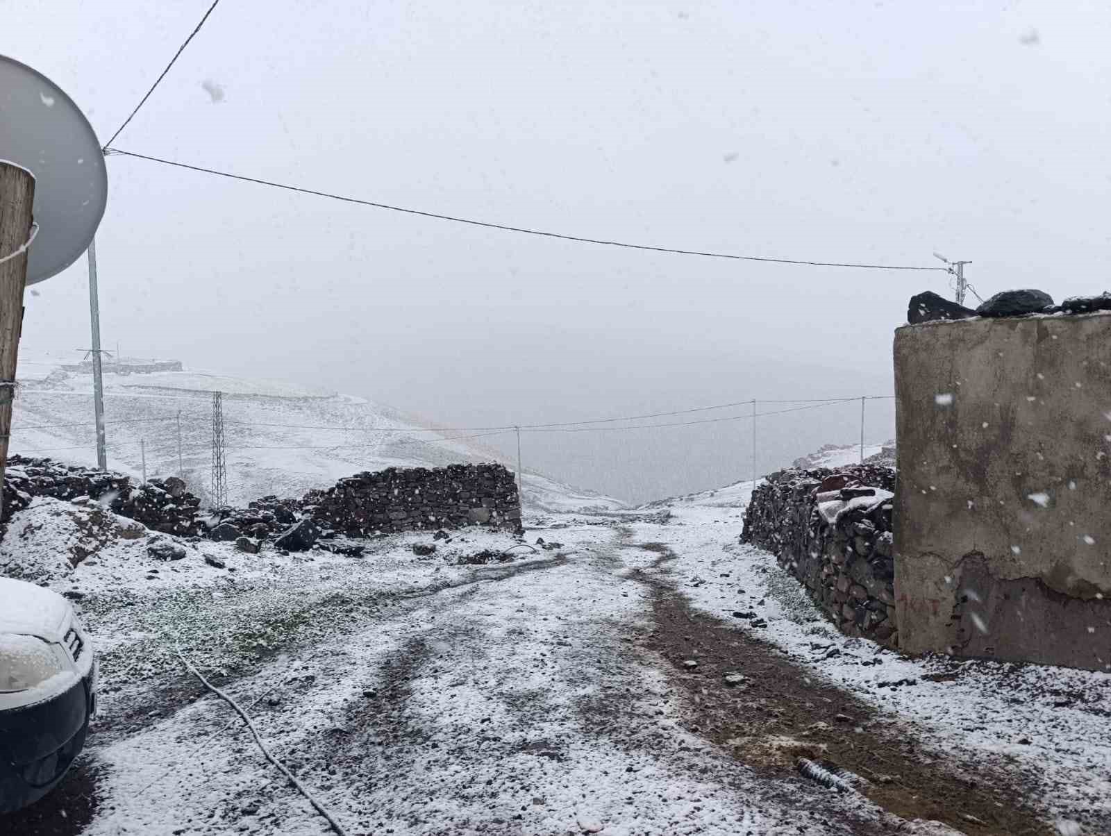 Ağrı’da yüksek kesimlere mevsimin ilk karı düştü