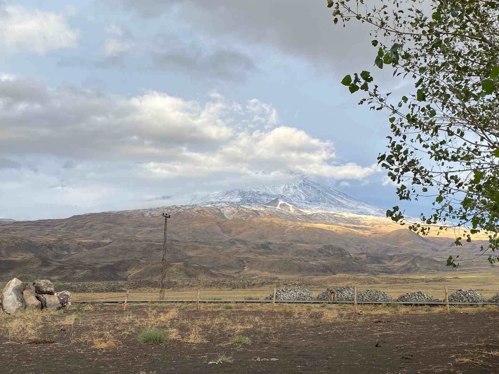 Ağrı’da yüksek kesimlere mevsimin ilk karı düştü
