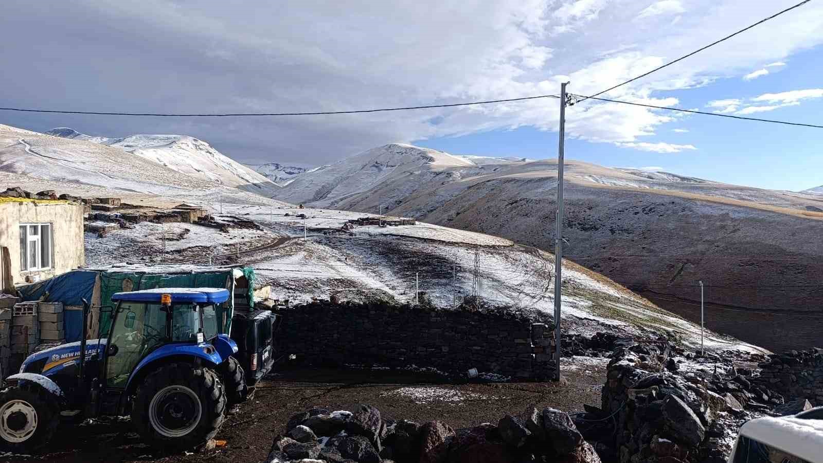 Ağrı’da yüksek kesimlere mevsimin ilk karı düştü