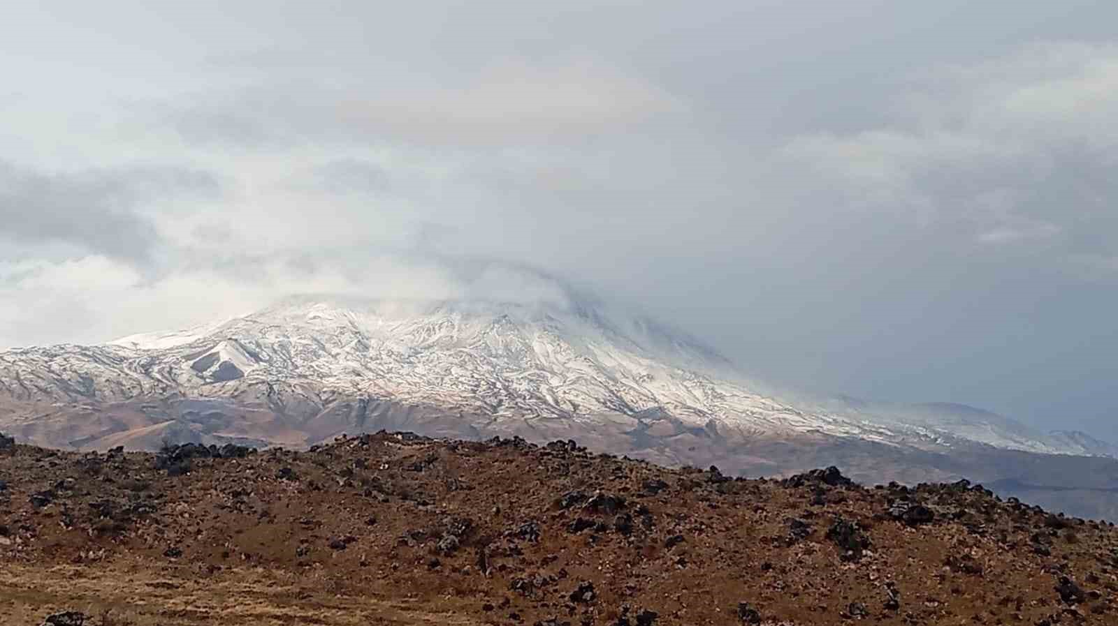 Ağrı’da yüksek kesimlere mevsimin ilk karı düştü