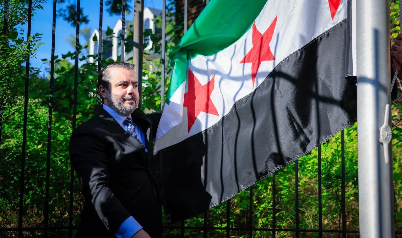 Suriye bayrağı, Washington’daki büyükelçilikte göndere çekildi