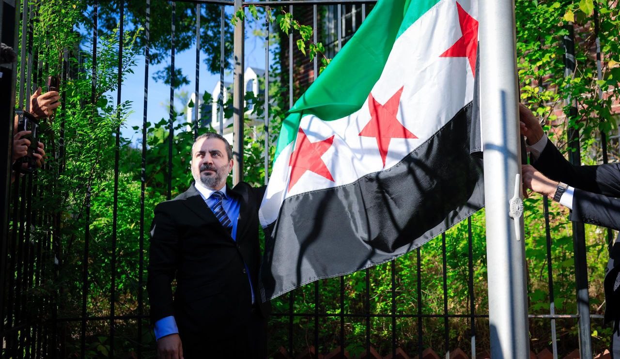 Suriye bayrağı, Washington’daki büyükelçilikte göndere çekildi