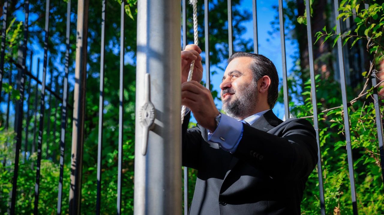 Suriye bayrağı, Washington’daki büyükelçilikte göndere çekildi