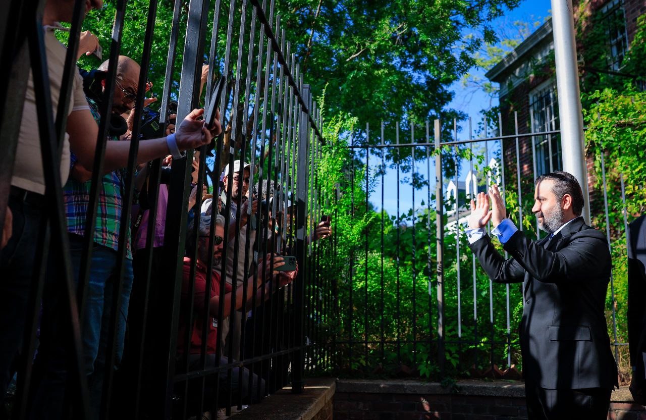 Suriye bayrağı, Washington’daki büyükelçilikte göndere çekildi