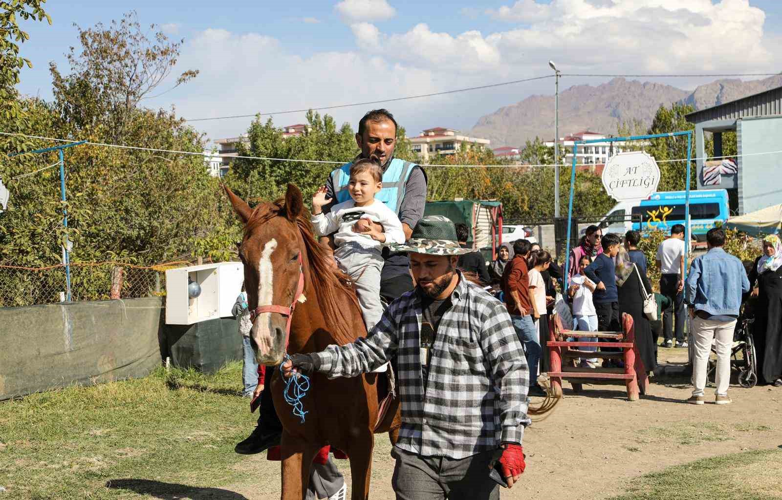 Van’daki özel çocuklar ata binmenin heyecanını yaşadı