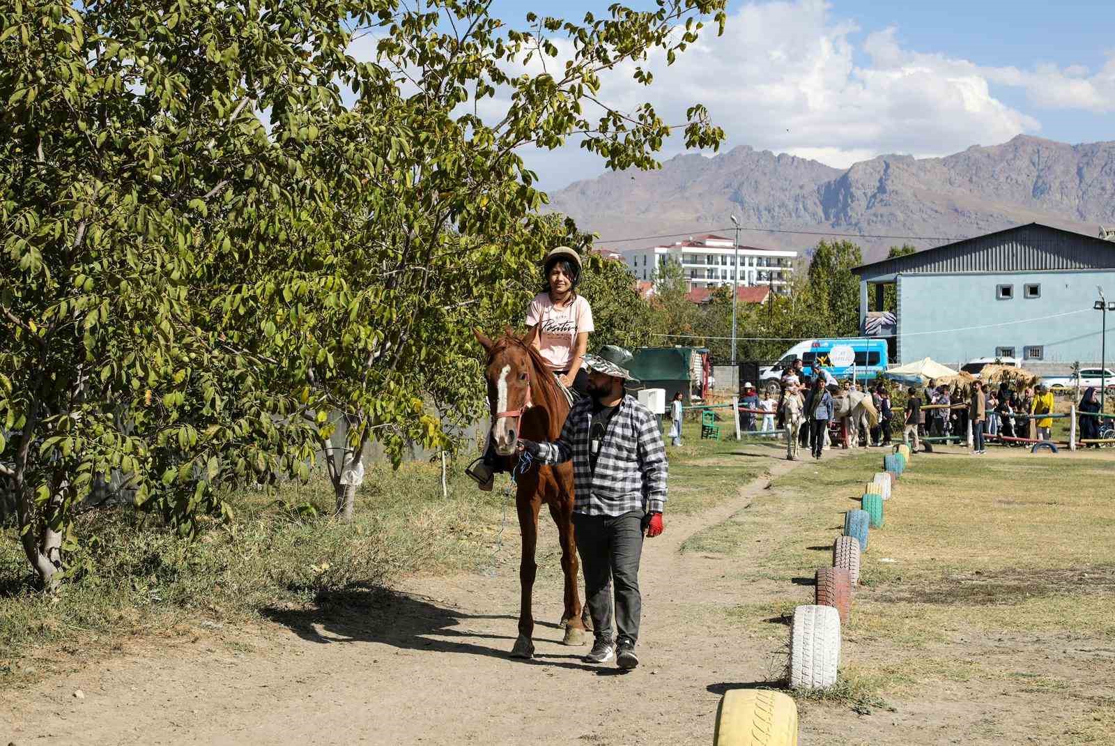 Van’daki özel çocuklar ata binmenin heyecanını yaşadı