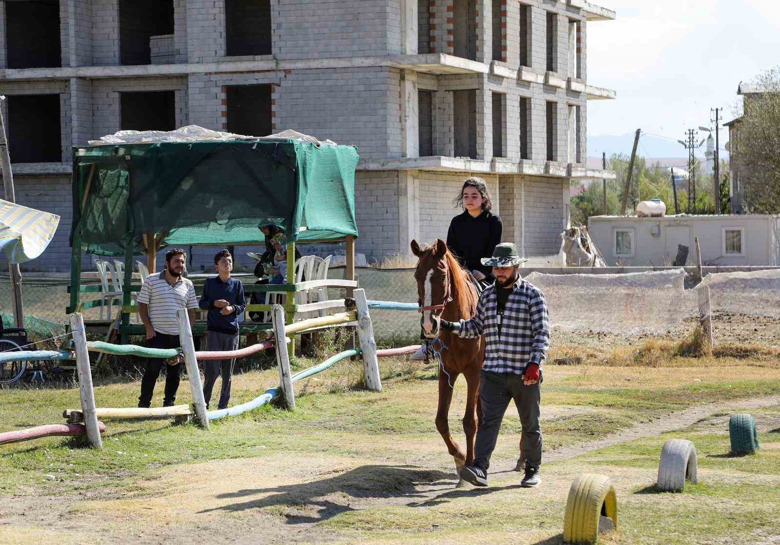 Van’daki özel çocuklar ata binmenin heyecanını yaşadı