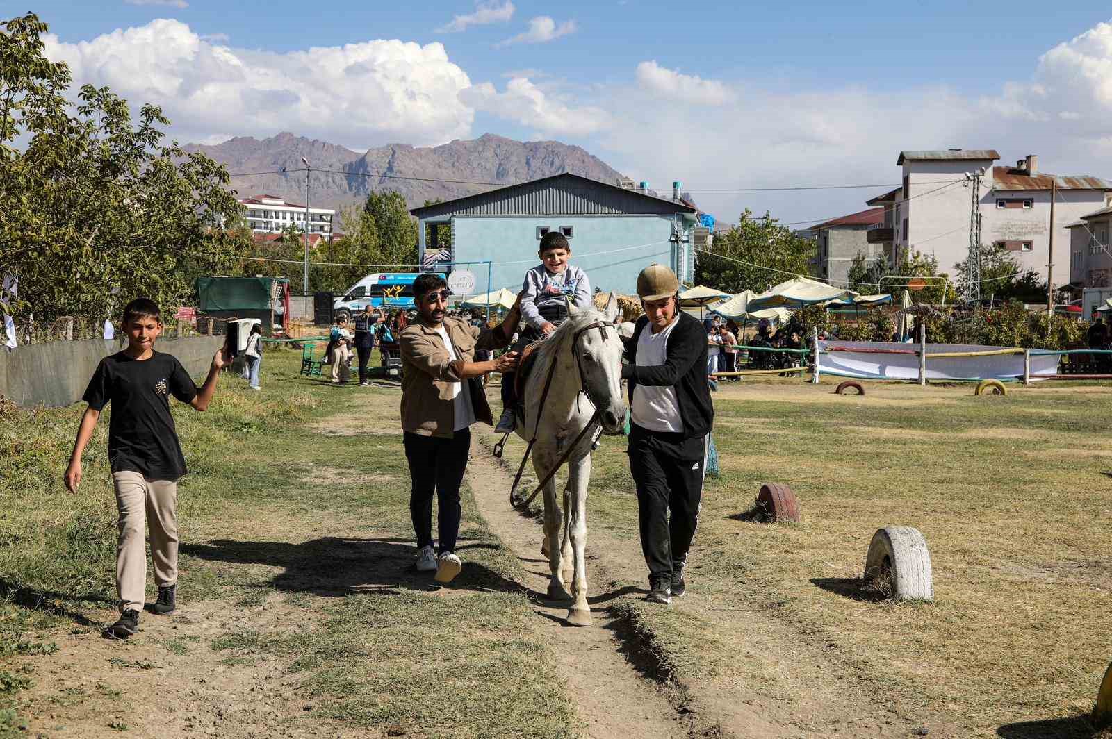 Van’daki özel çocuklar ata binmenin heyecanını yaşadı