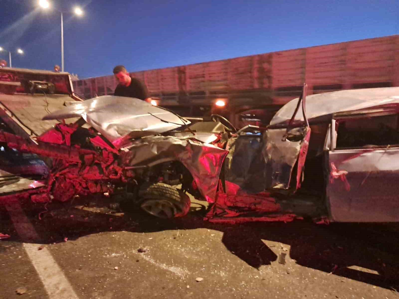 Taşa çarpan Tofaş hurdaya döndü: 2 kişi yaralandı