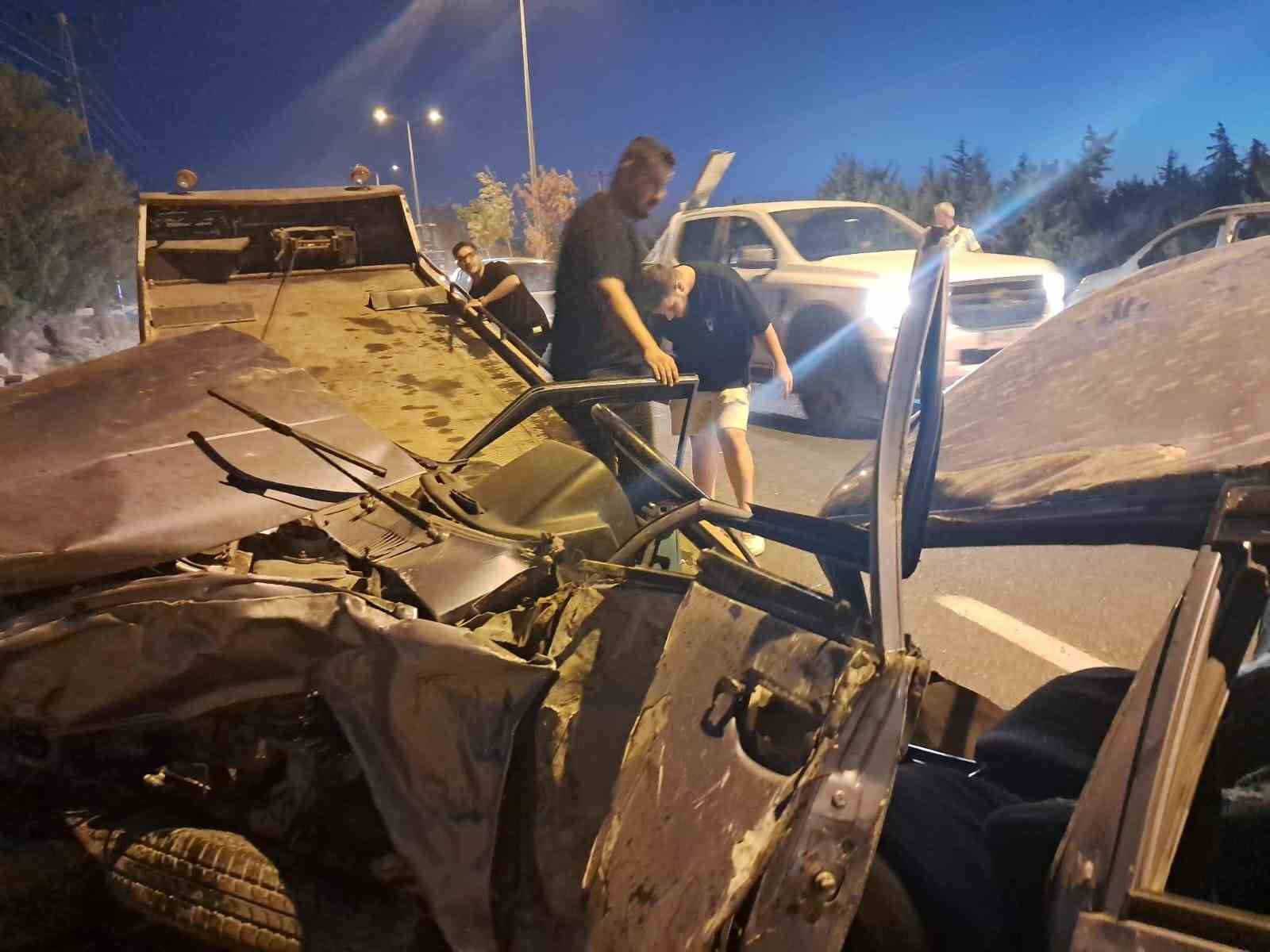 Taşa çarpan Tofaş hurdaya döndü: 2 kişi yaralandı