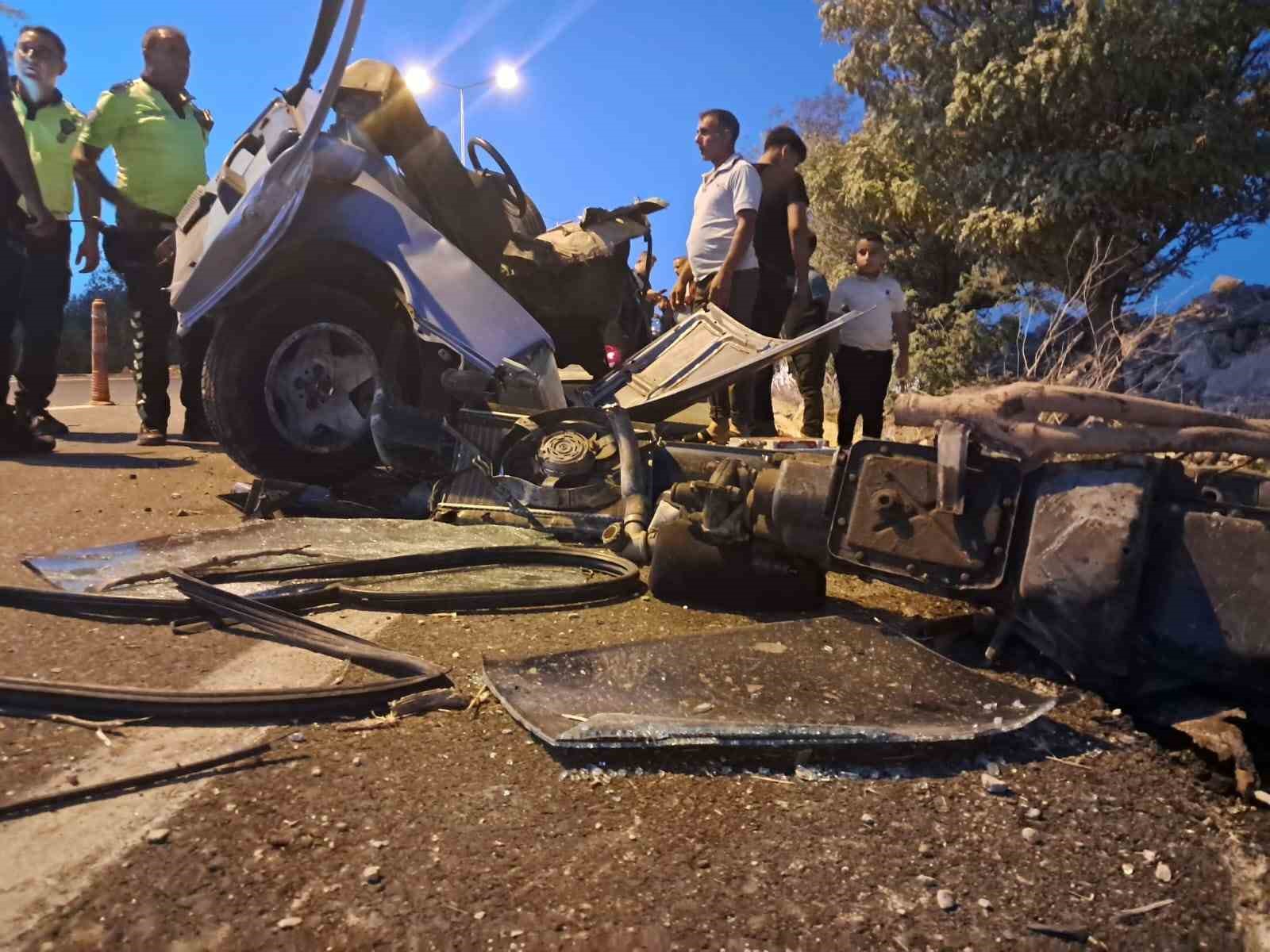 Taşa çarpan Tofaş hurdaya döndü: 2 kişi yaralandı