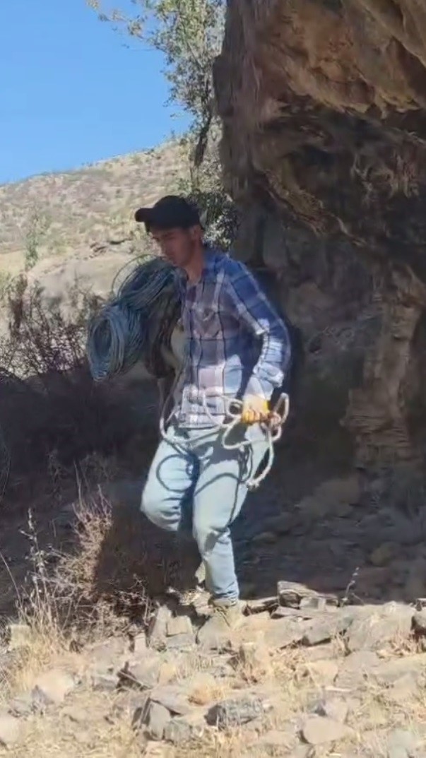 Uludere’de zorlu kaya ıslahı: Malzemeler katırlarla zirveye taşınıyor