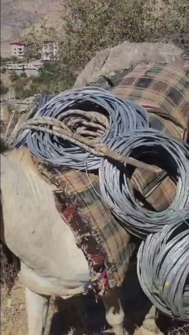 Uludere’de zorlu kaya ıslahı: Malzemeler katırlarla zirveye taşınıyor