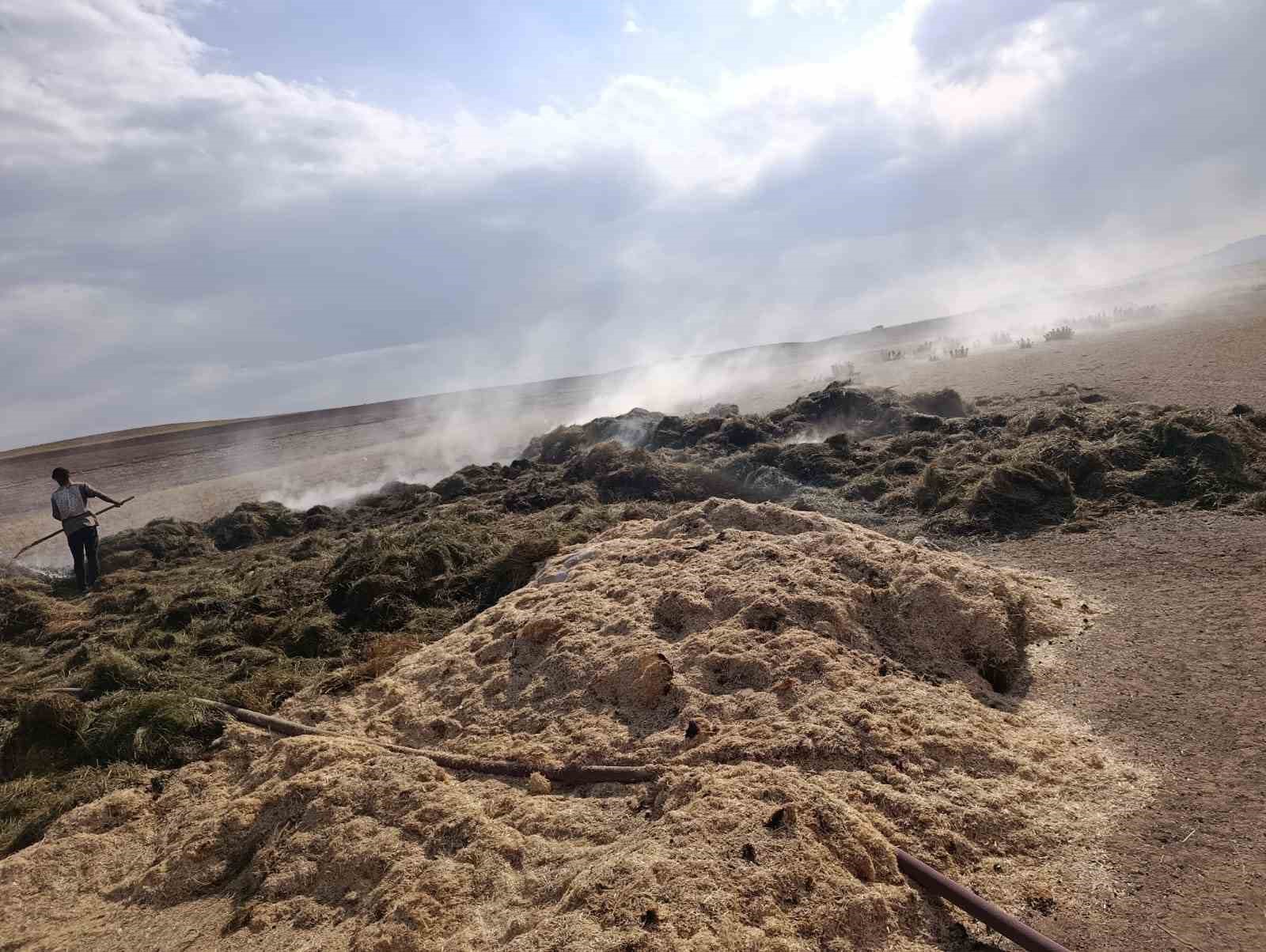 Özalp’ta çıkan yangında 700 bağ ot, 7 ton saman kül oldu
