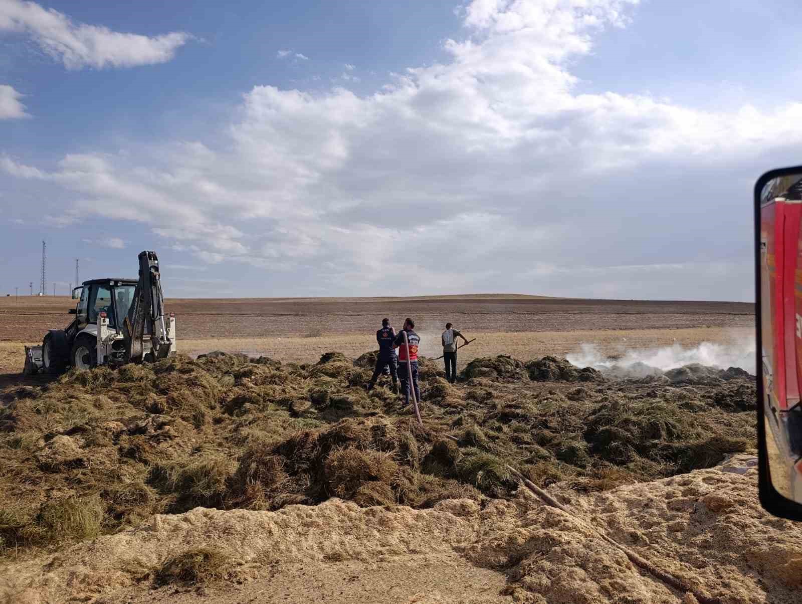 Özalp’ta çıkan yangında 700 bağ ot, 7 ton saman kül oldu