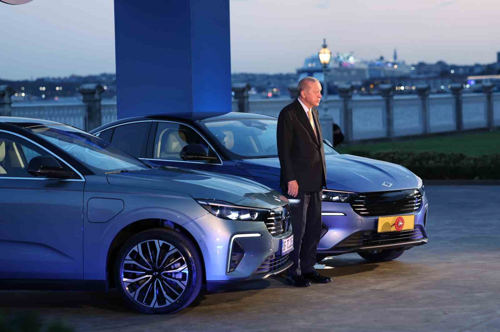 Cumhurbaşkanı Erdoğan’a, TOGG’un yeni modeli T10F hediye edildi