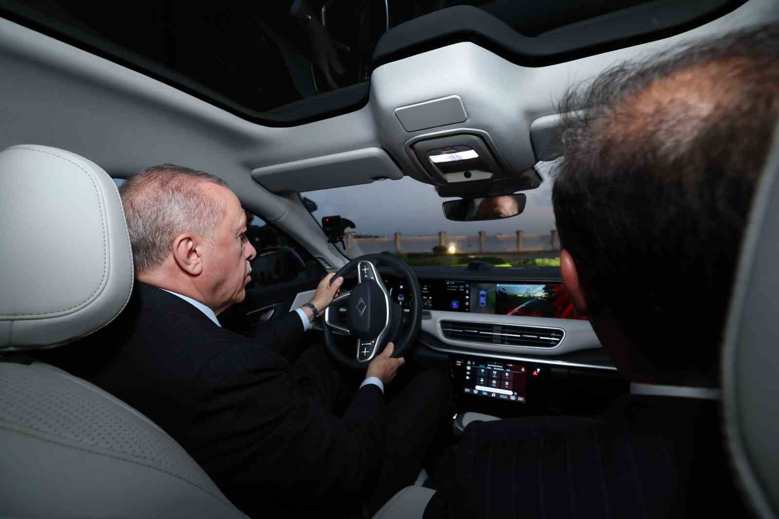 Cumhurbaşkanı Erdoğan’a, TOGG’un yeni modeli T10F hediye edildi