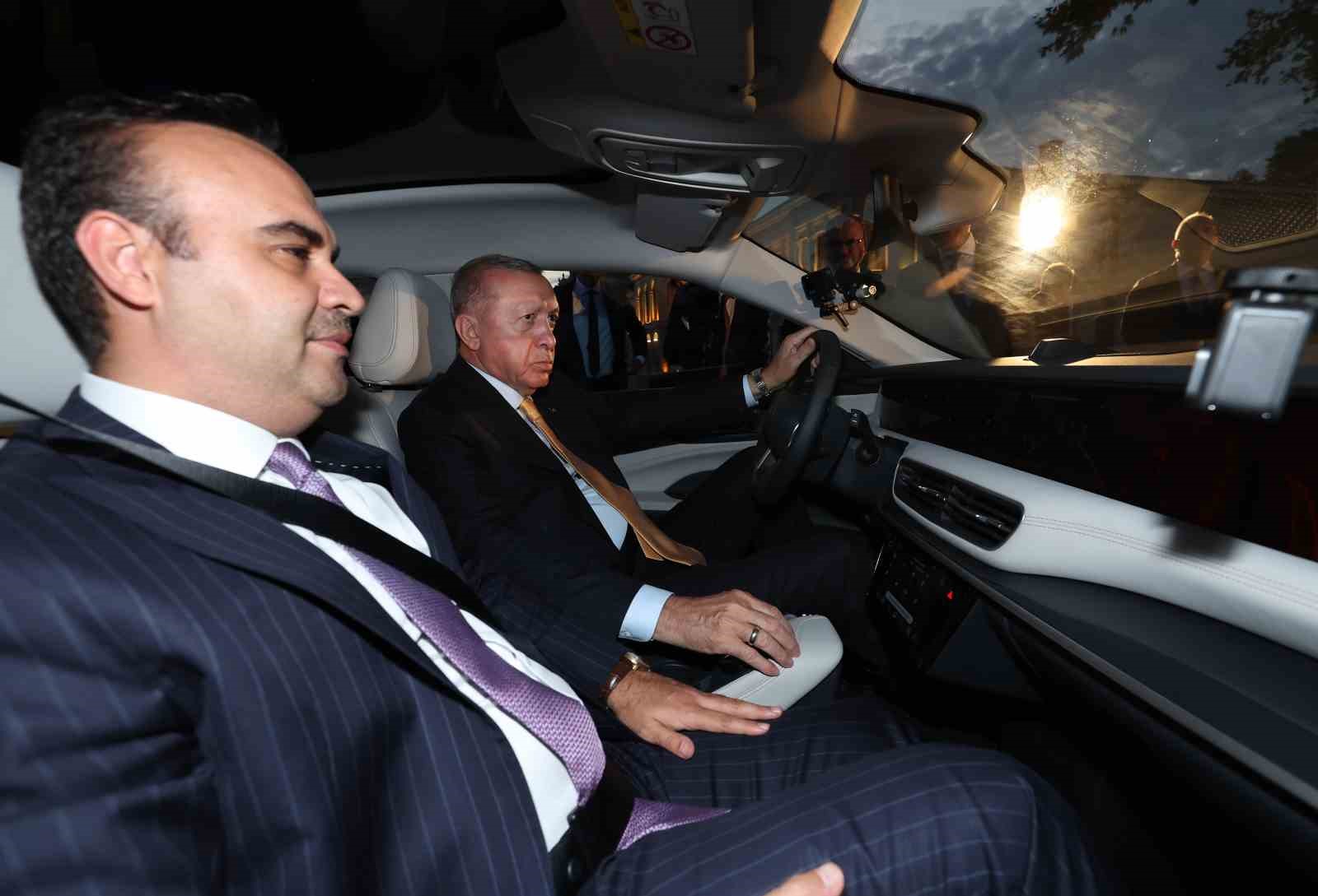 Cumhurbaşkanı Erdoğan’a, TOGG’un yeni modeli T10F hediye edildi