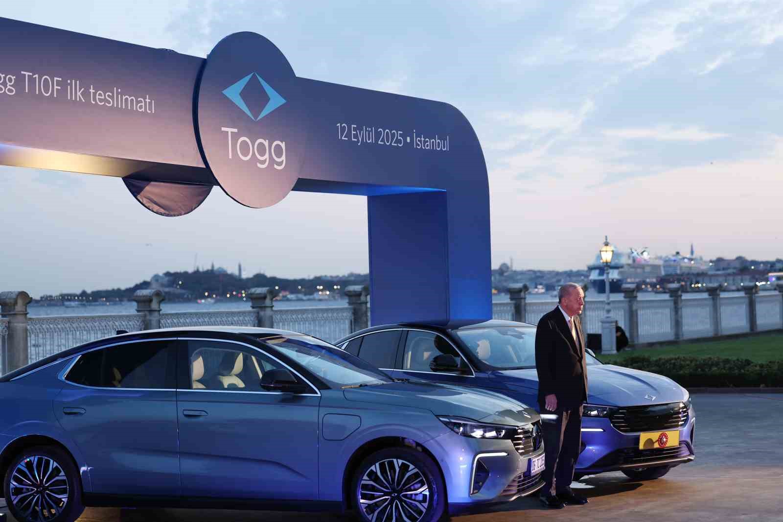 Cumhurbaşkanı Erdoğan’a, TOGG’un yeni modeli T10F hediye edildi