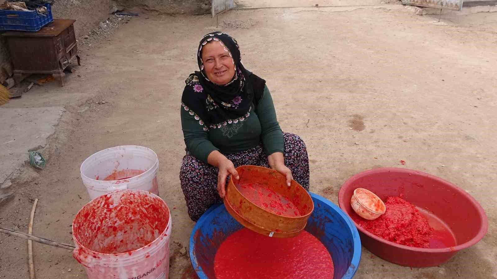 Üç yıl ömürlü ev yapımı salçalar pişirilmeye başlandı