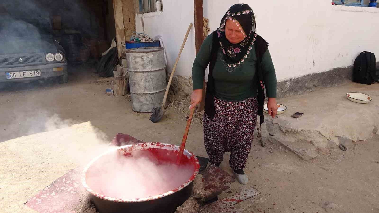 Üç yıl ömürlü ev yapımı salçalar pişirilmeye başlandı