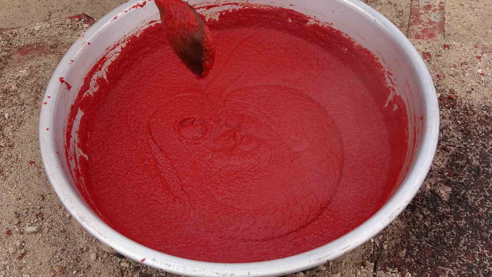 Üç yıl ömürlü ev yapımı salçalar pişirilmeye başlandı