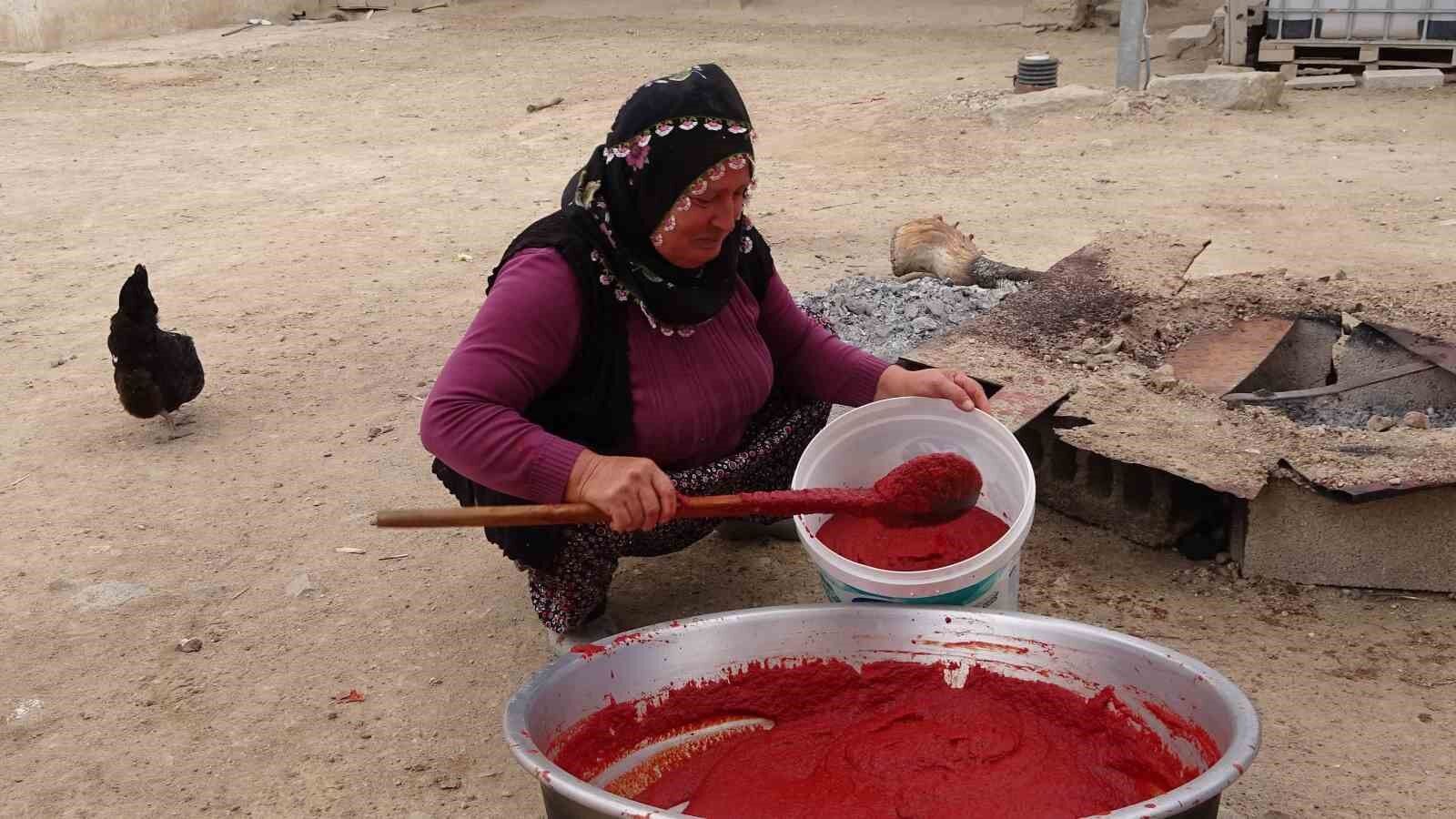 Üç yıl ömürlü ev yapımı salçalar pişirilmeye başlandı