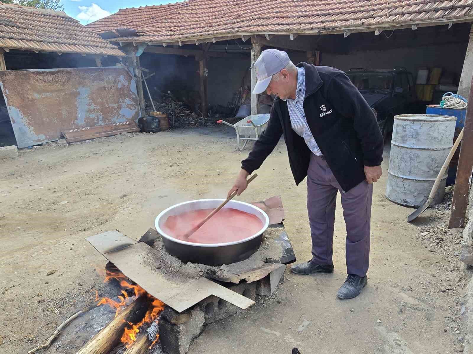 Üç yıl ömürlü ev yapımı salçalar pişirilmeye başlandı
