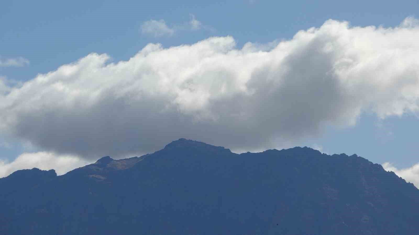 Van’ı çevreleyen dağlarda bulut şöleni