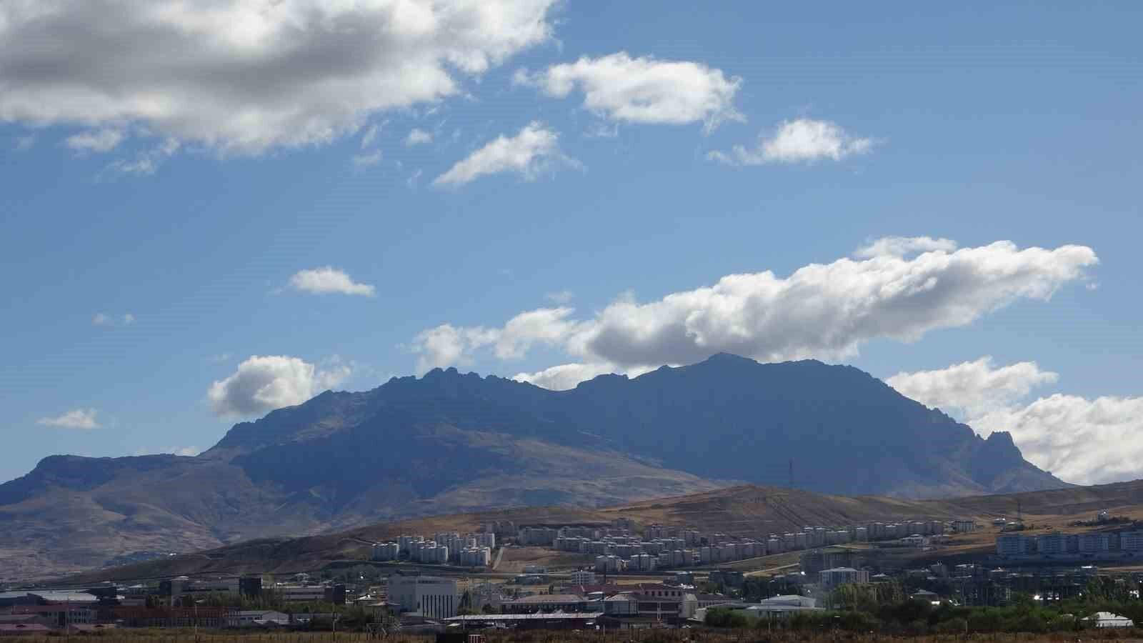 Van’ı çevreleyen dağlarda bulut şöleni