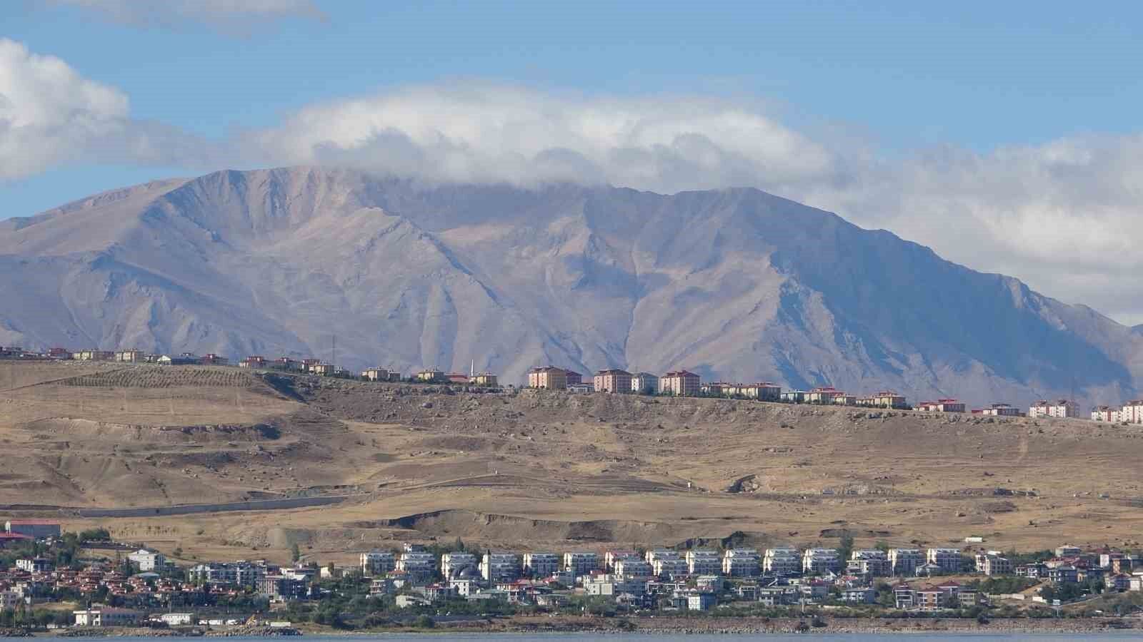 Van’ı çevreleyen dağlarda bulut şöleni