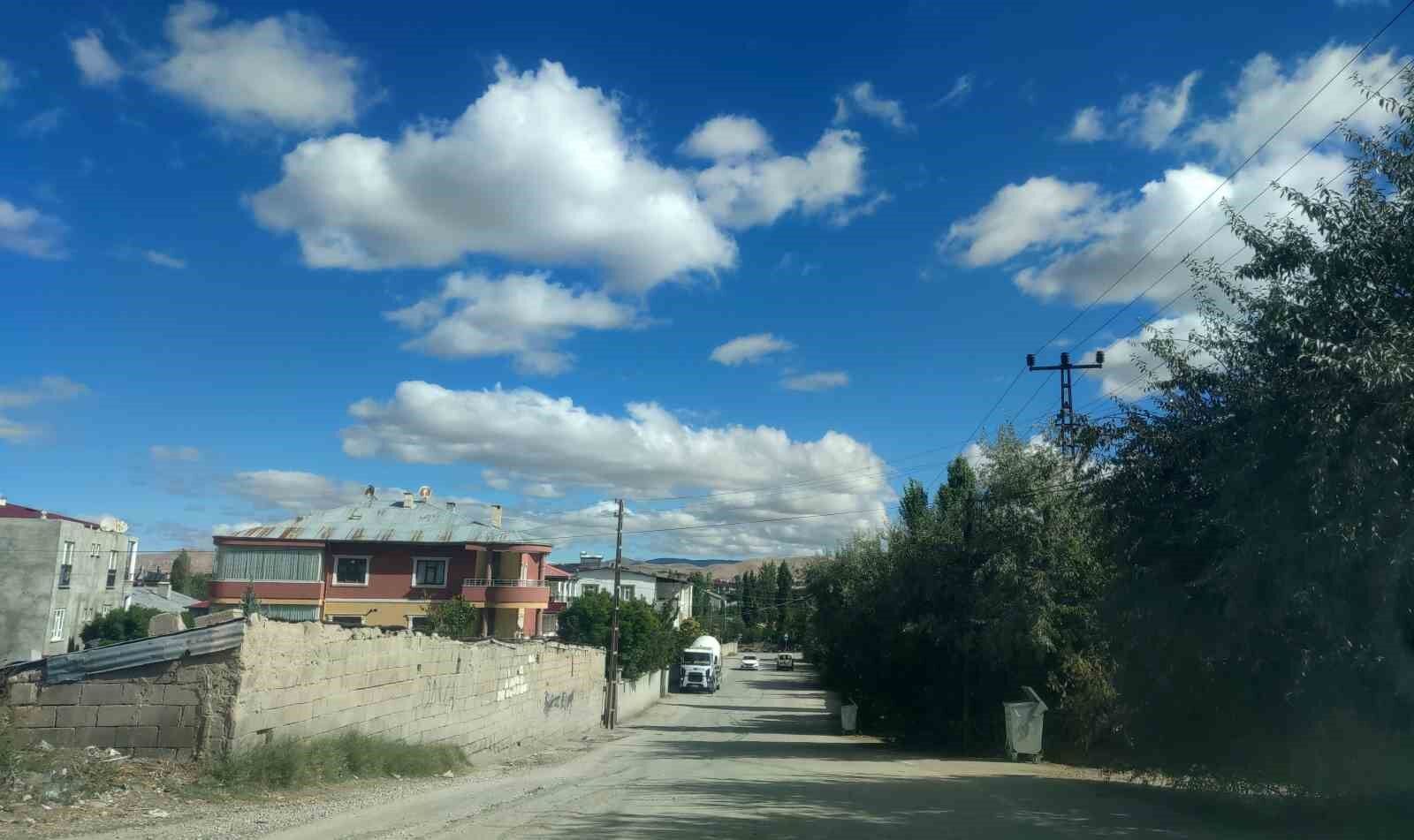 Van’ı çevreleyen dağlarda bulut şöleni