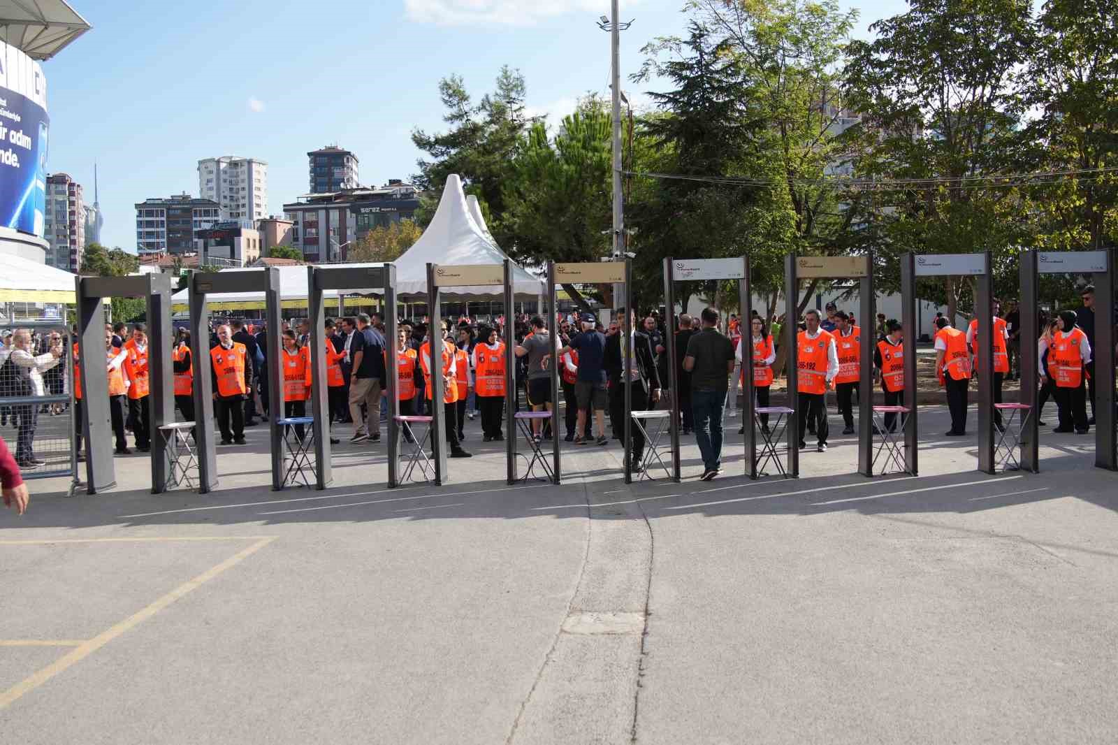 Fenerbahçe’de olağanüstü seçimli genel kurul toplantısı başladı